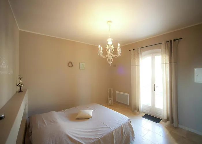 In Provence With Infinity Pool Villa