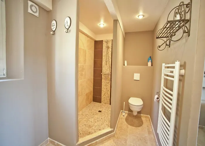 In Provence With Infinity Pool