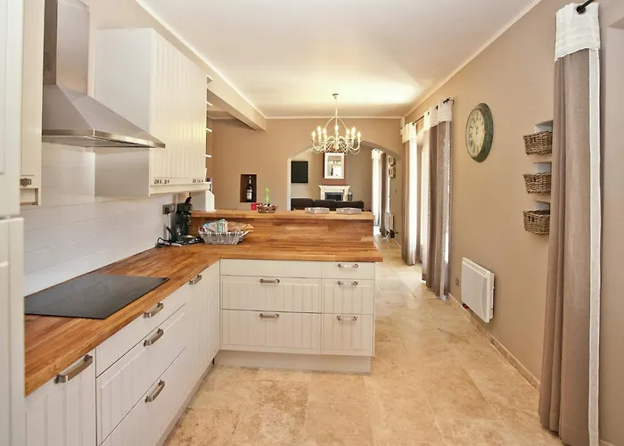 In Provence With Infinity Pool Villa